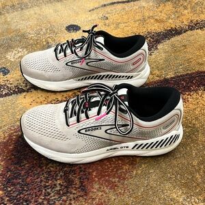 Brooks Ariel GTS Sz 9m